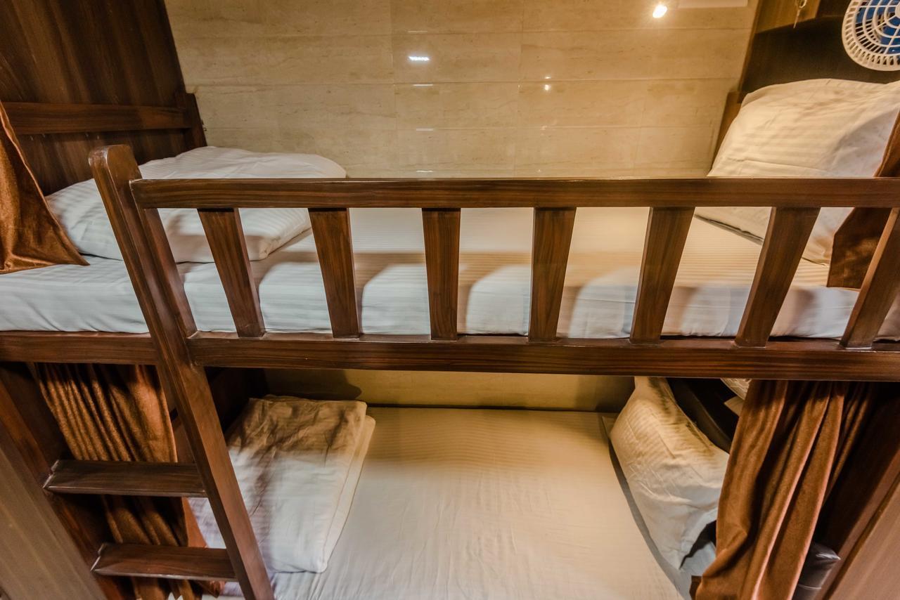 Awesome Dormitory - Men Only Мумбаи Экстерьер фото