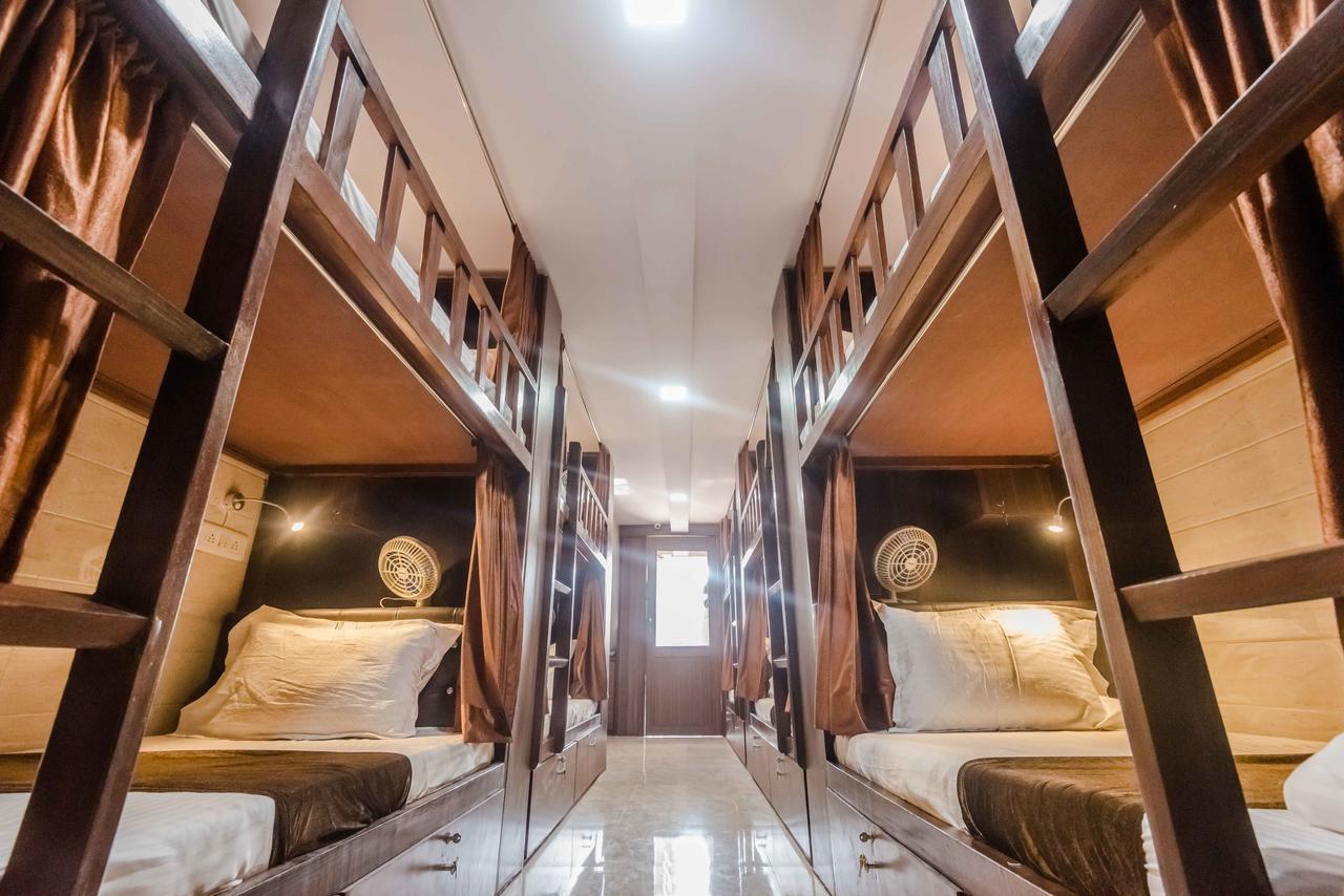 Awesome Dormitory - Men Only Мумбаи Экстерьер фото